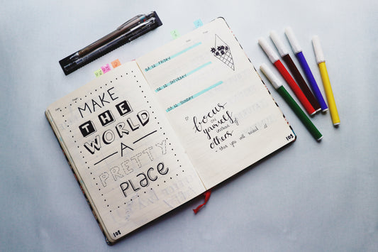 bullet journal színes tollakkal, kedves szöveggel