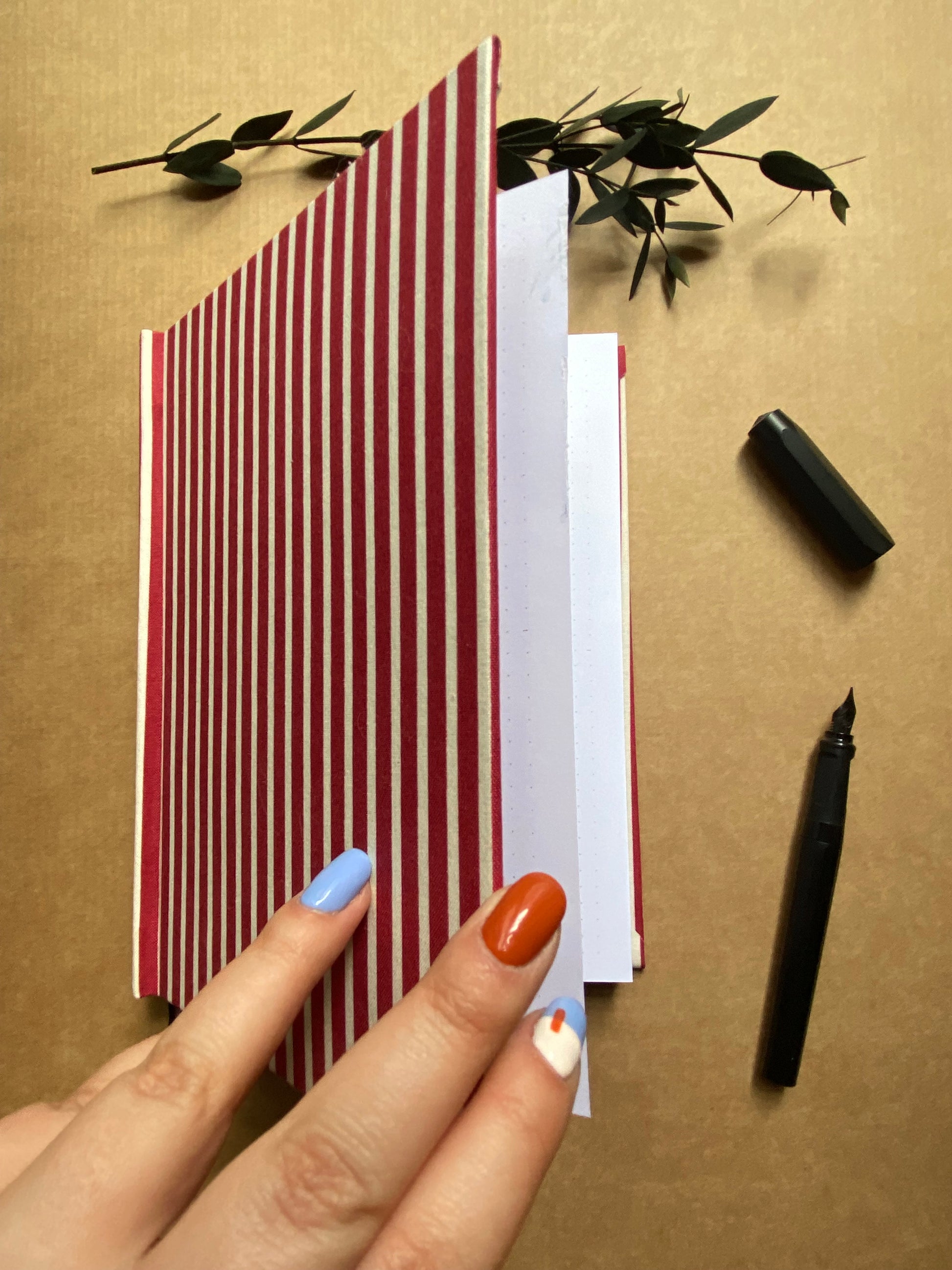 egyedi, kézműves bullet journal, piros csíkos borító
