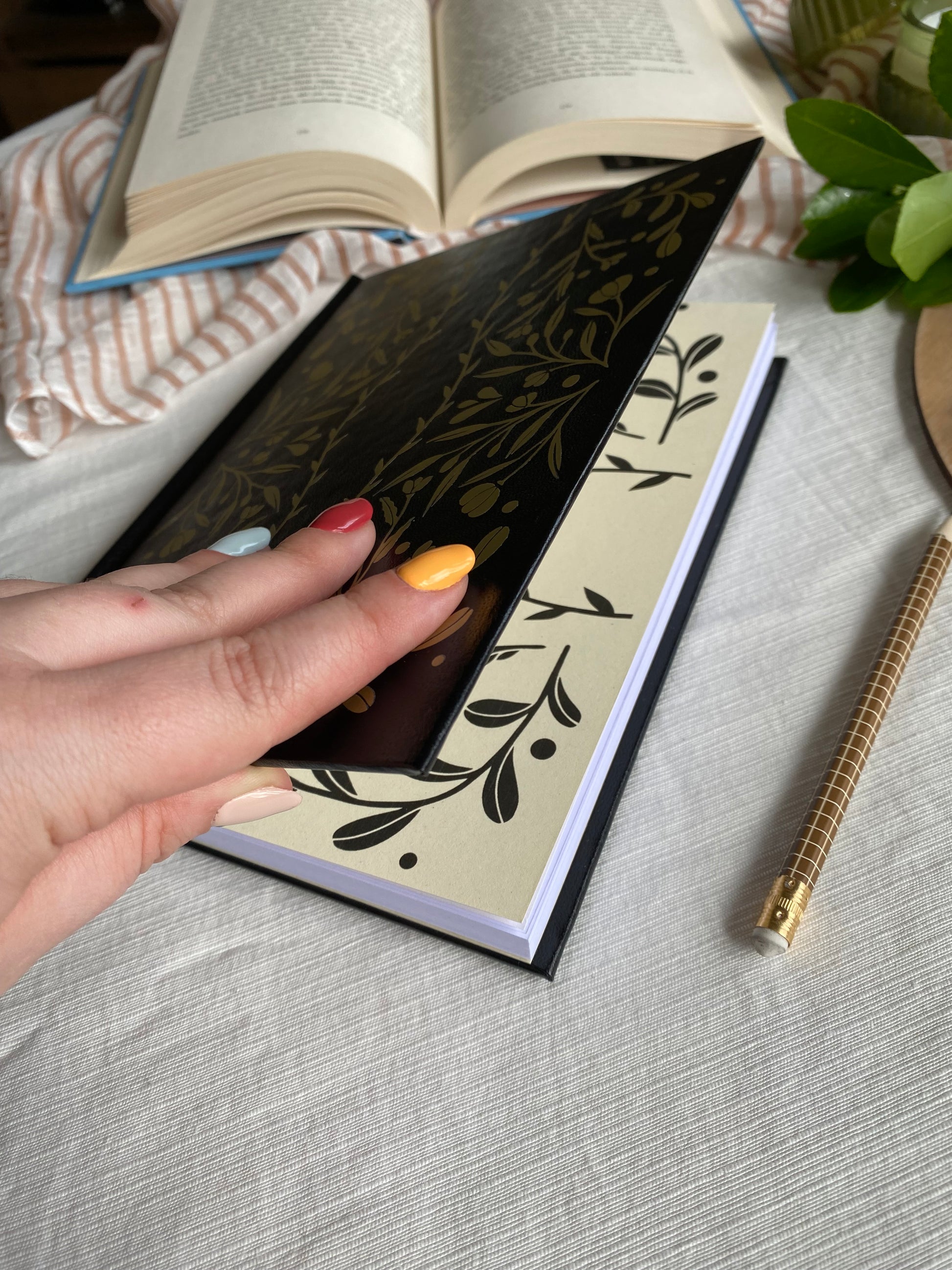 növényes mintájú fekete borító bullet journal füzet arany mintával
