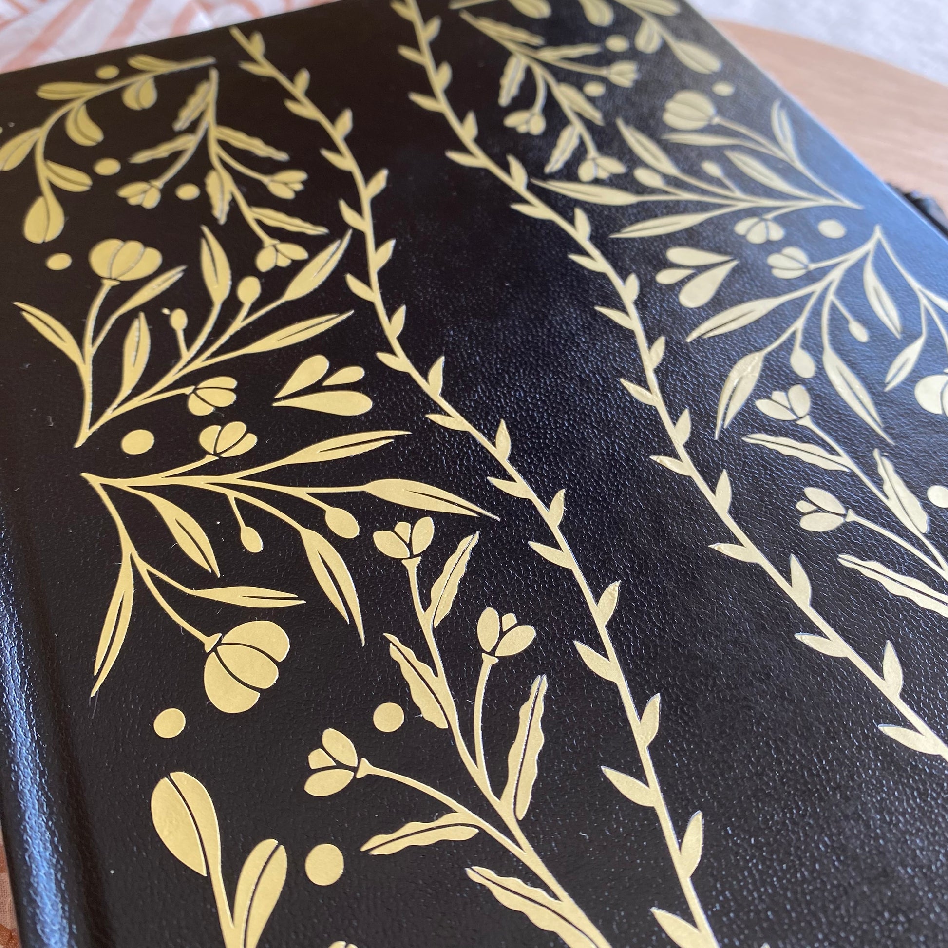 növényes mintájú fekete borító bullet journal füzet arany mintával
