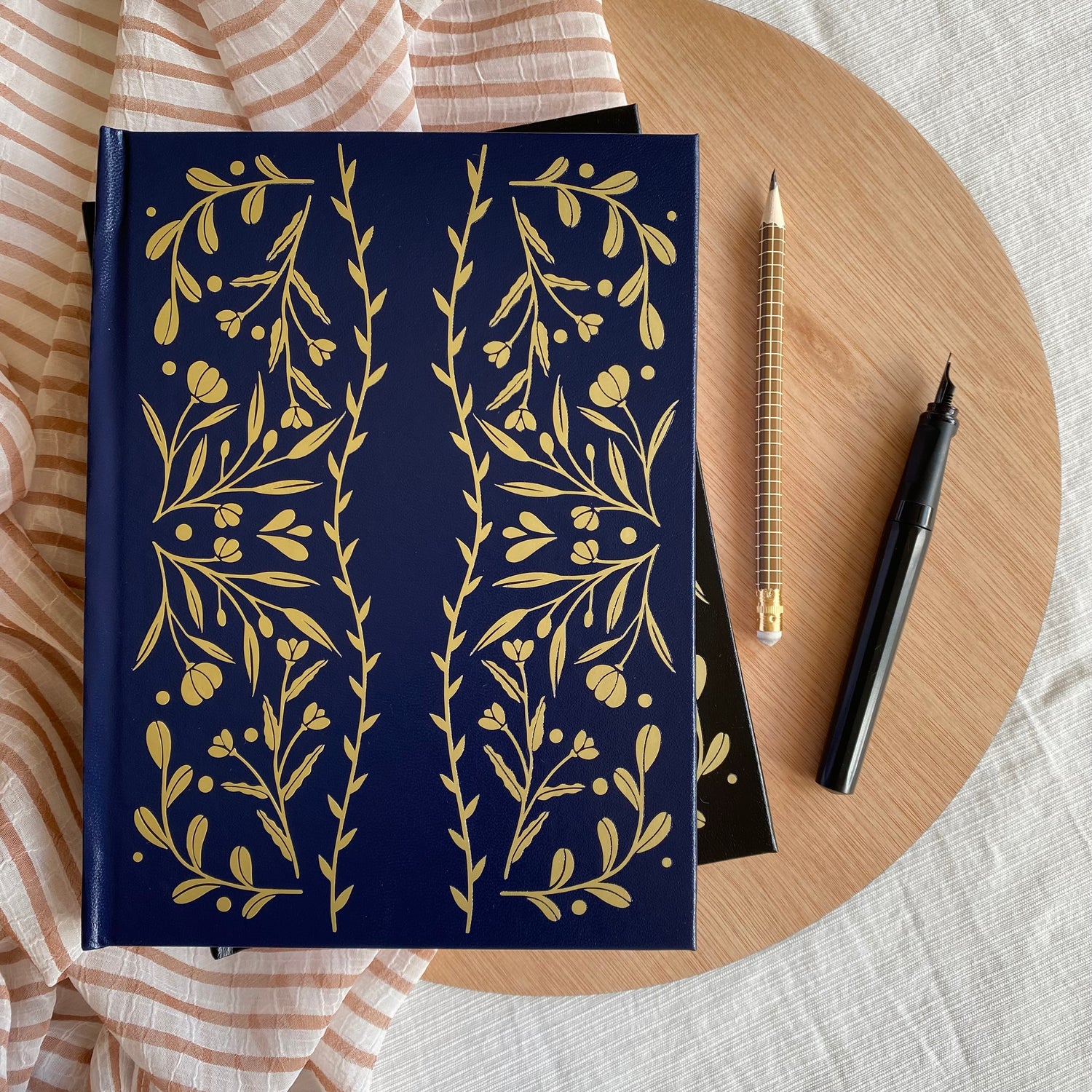 növényes mintájú kék borító bullet journal füzet arany mintával